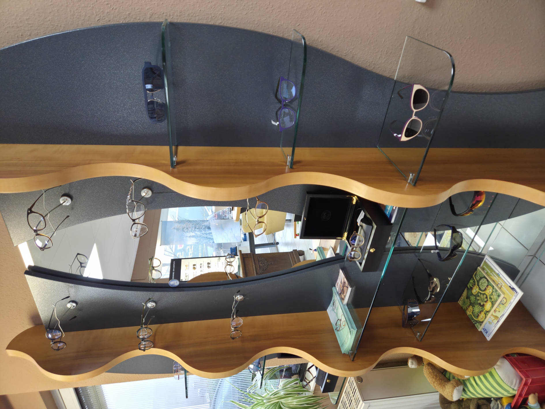 Brillenwand mit hochwertiger Auswahl bei Optik Johann